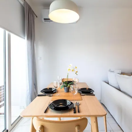 Platinum Breeze - 1-br & Balcony In Apartment