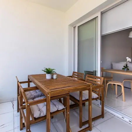 Platinum Breeze - 1-br & Balcony In Apartment